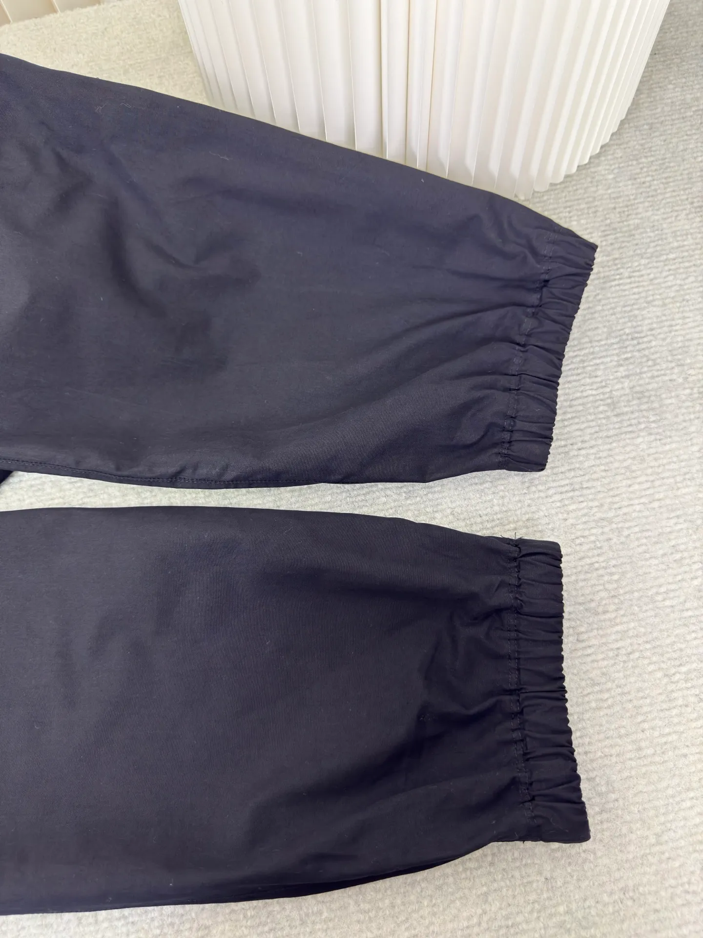 P450 Stonelsland emblem casual trousers, genuine version - physical counter - top luxury quality 🆚Instant sale of all versions on the market. Customized Yunmian Yixu moisture-permeable soft satin, refreshing and breathable, comfortable and skin-friendly. The black base is calm and atmospheric. The iconic Stonesland emblem on the side of the trousers is like a unique medal, highlighting the brand's imprint. Abandoning complexity, simple lines outline a neat version, and outline a casual and free style. Calmly interpret a unique style chapter. Size: 34 36 38 40